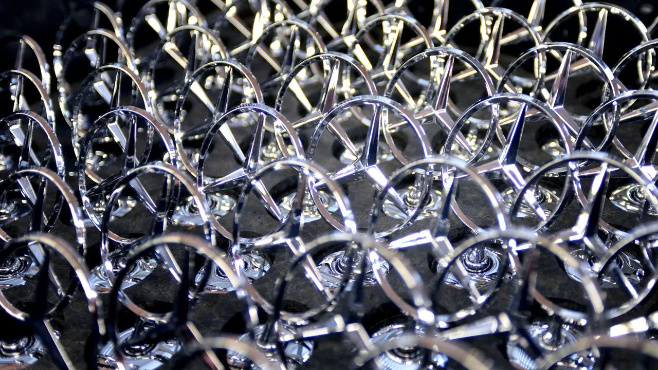 Sute de procurori și polițiști, percheziții la sediile gigantului german Daimler