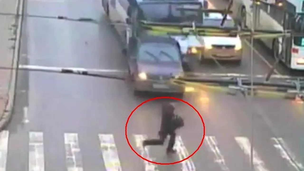 Au scăpat cu viață ca prin minune. Imagini cu oameni care au rămas teferi după accidente spectaculoase. VIDEO