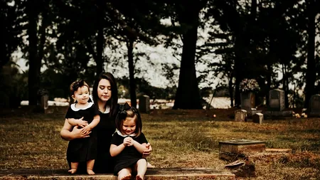 Și-a costumat copiii în zombi și a postat pozele online: Mi-au spus că ar trebui să mă sinucid - FOTO 