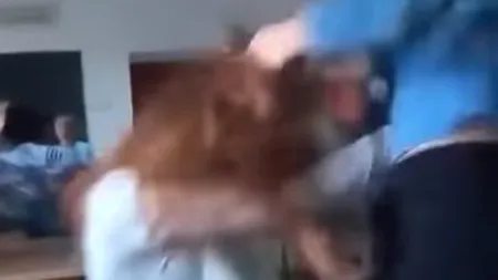 Încă o BĂTAIE ÎNTRE ELEVE într-un colegiu din Piatra Neamț. Imaginile violente, FILMATE de colegii care le încurajau