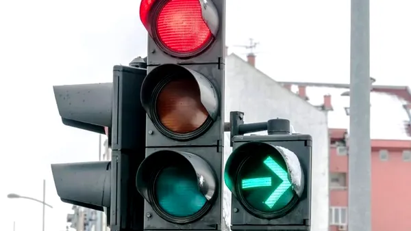 O fluctuație de energie a făcut ca mai multe semafoare din Capitală să nu mai funcționeze 