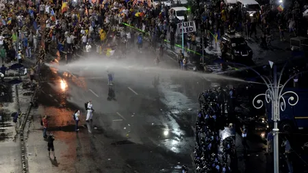 8 ani de la 10 august. Marile controverse, de la „gazul ucigaș” la camionul cu pietre „adus de Dragnea”. Mărturiile unui șef al Jandarmeriei: „S-a tras cu gaz neconform de pe clădirile din piață. Nu a fost jandarmeria”