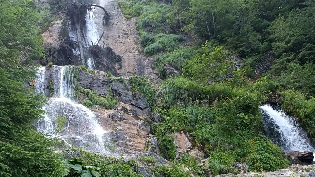 Locul de poveste din România care te lasă fără cuvinte. Este ireal de frumos, mii de turiști îl vizitează