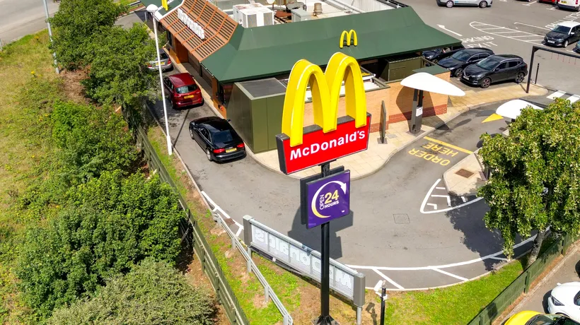 McDonald's concediază AI. Clienții s-au plâns că le procesesa comenzi bizare, precum meniuri de înghețată cu bacon