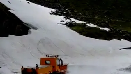 Iarnă în toată regula pe Transfăgărășan: Zăpada ajunge și la șase metri. Care este data oficială pentru redeschiderea circulației - VIDEO