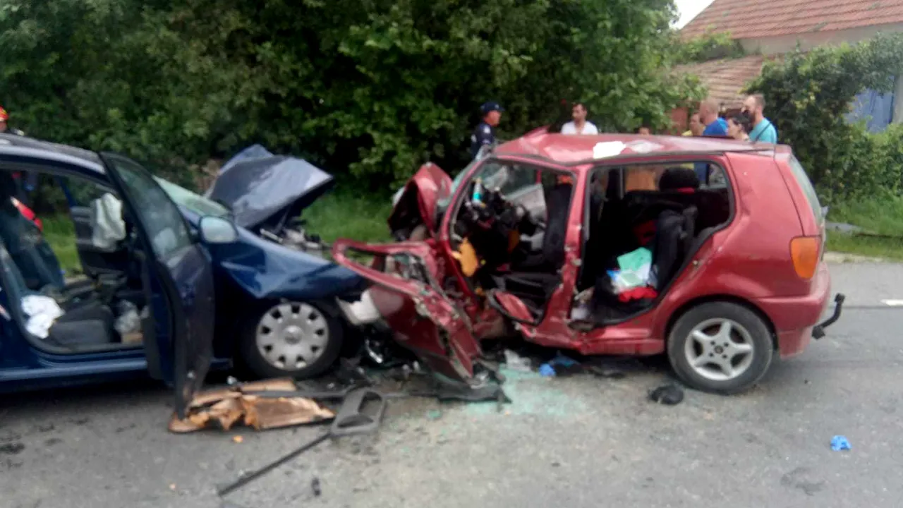 Un tânăr cu permisul suspendat a fost la un pas să provoace o tragedie. A intrat pe contrasens și a lovit o altă mașină. Bilanț: Patru victime
