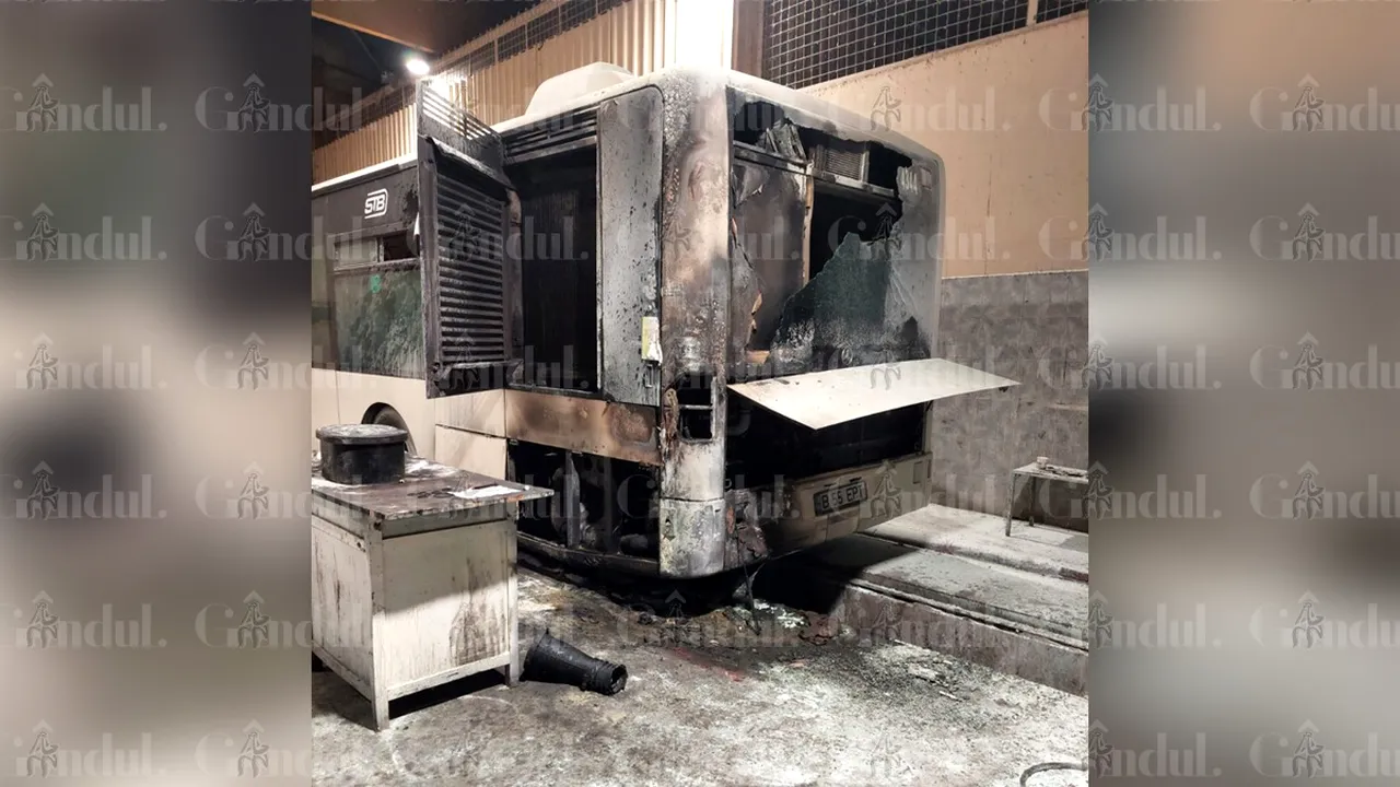 EXCLUSIV | Un autobuz STB a luat foc și s-a făcut scrum. „Asta este situația la noi, așa lucrăm”