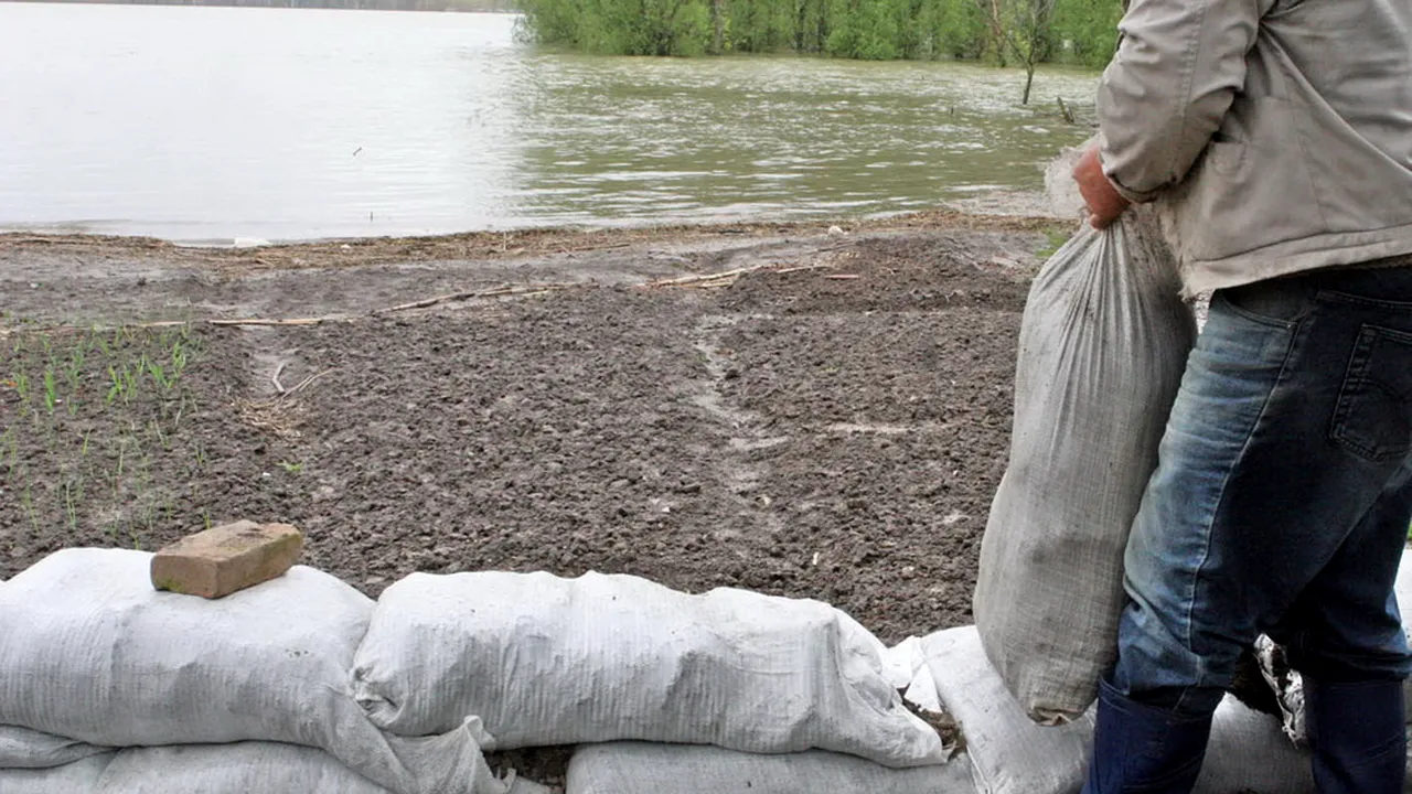 Autoritățile iau în calcul evacuarea parțială a apei din barajul de la Paltinu, aproape plin