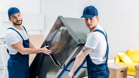 Un curier a refuzat să care un FRIGIDER și a lăsat-o de izbeliște pe clientă: „Nu încape pe ușă. Îmi dați 400 LEI, dar nici așa nu mă mai întorc”