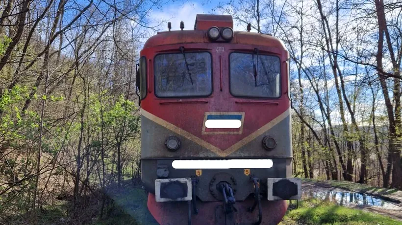 FOTO: Un nou accident feroviar: Locomotiva unui tren cu 25 de vagoane încărcate cu cărbune a DERAIAT. Două tone de motorină s-au scurs în pământ