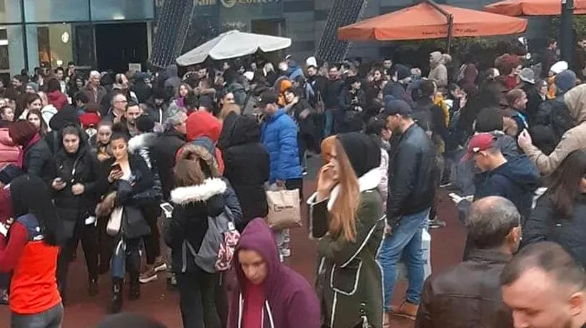 Imagini șocante. Peste 100 de oameni în febra cumpărăturilor de Crăciun, zdrobiți de mulțime în mall
