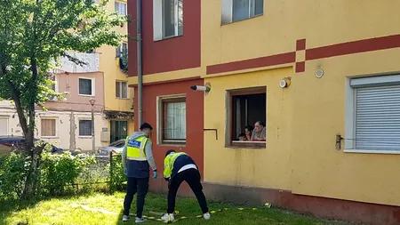 FOTO |  O femeie care amenința că se sinucide s-a împiedicat de streașina unui bloc și a căzut de la etajul 4