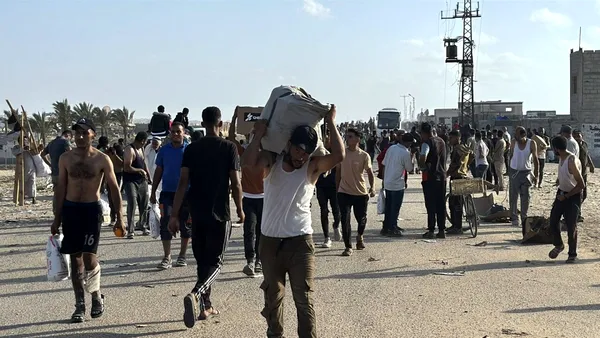 Peste 40 de persoane, RĂNITE la un centru de distribuție de AJUTOARE în Gaza. Mulțimea a rupt gardurile, trupele israeliene au tras