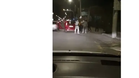 VIDEO | Tamponare în trafic, încheiată cu 18 amenzi, după ce șoferii și pasagerii s-au luat la ceartă. Unul dintre conducătorii auto era drogat