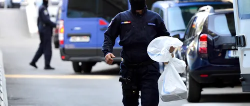 Scandal cu macete și sprayuri lacrimogene la Cluj, în fața unui local. Au intervenit mascații