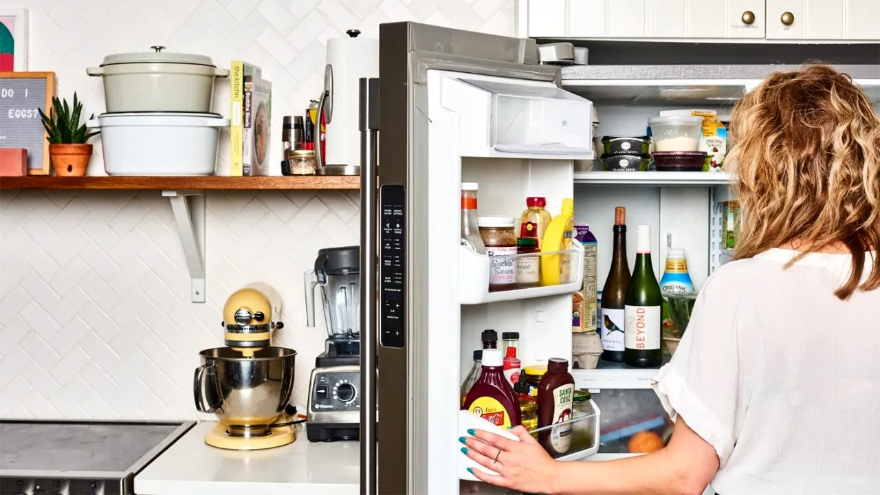Mulți români fac greșeala asta! Locul din bucătărie unde nu trebuie așezat frigiderul. Acolo consumă curent de două ori mai mult!
