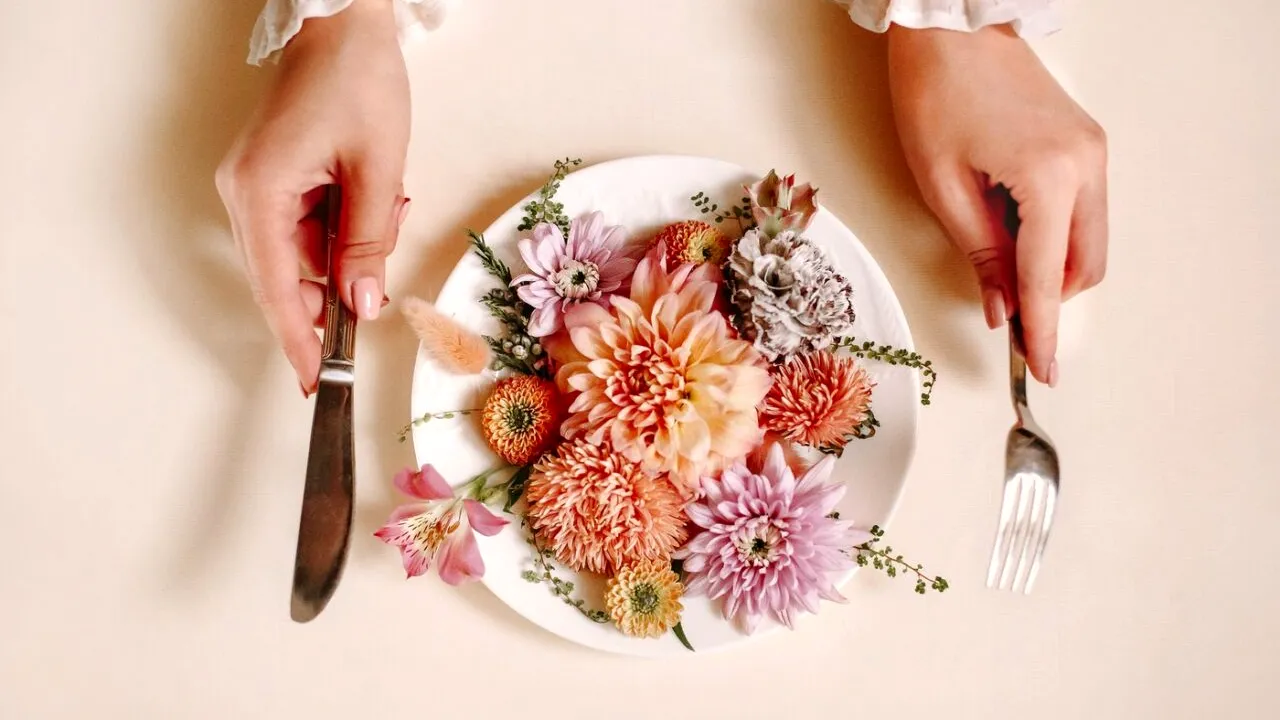 Afacerea inedită cu FLORI comestibile cu care un ieșean a dat lovitura. Povestea a început dintr-un dormitor de bloc. Livrează și în Capitală