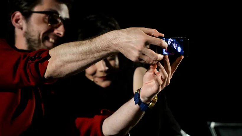 Cum arată smartphone-ul cu două ecrane care face cele mai reușite selfie-uri