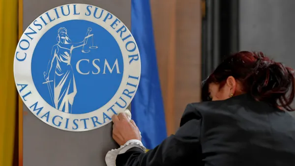 CSM îl acuză pe premierul Bolojan că dezinformează: „Doar 5 judecători s-au pensionat la 48 de ani în ultima perioadă”