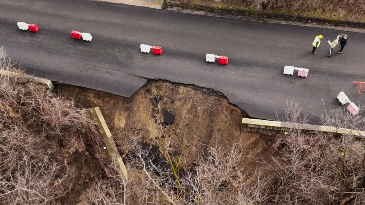 Drumul dintre Câmpina și Cornu s-a surpat. Care sunt traseele alternative