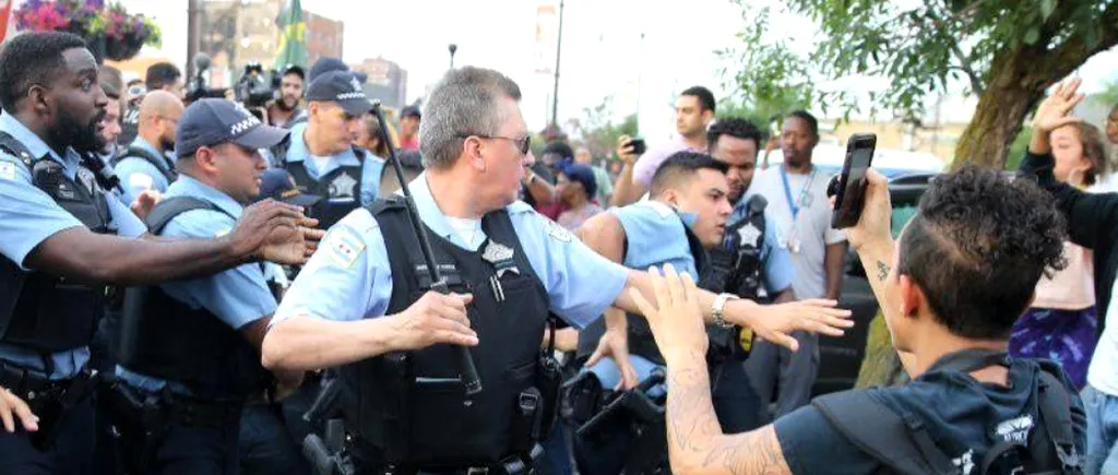 Protest violent la Chicago, după ce un polițist A ÎMPUȘCAT un tânăr de culoare