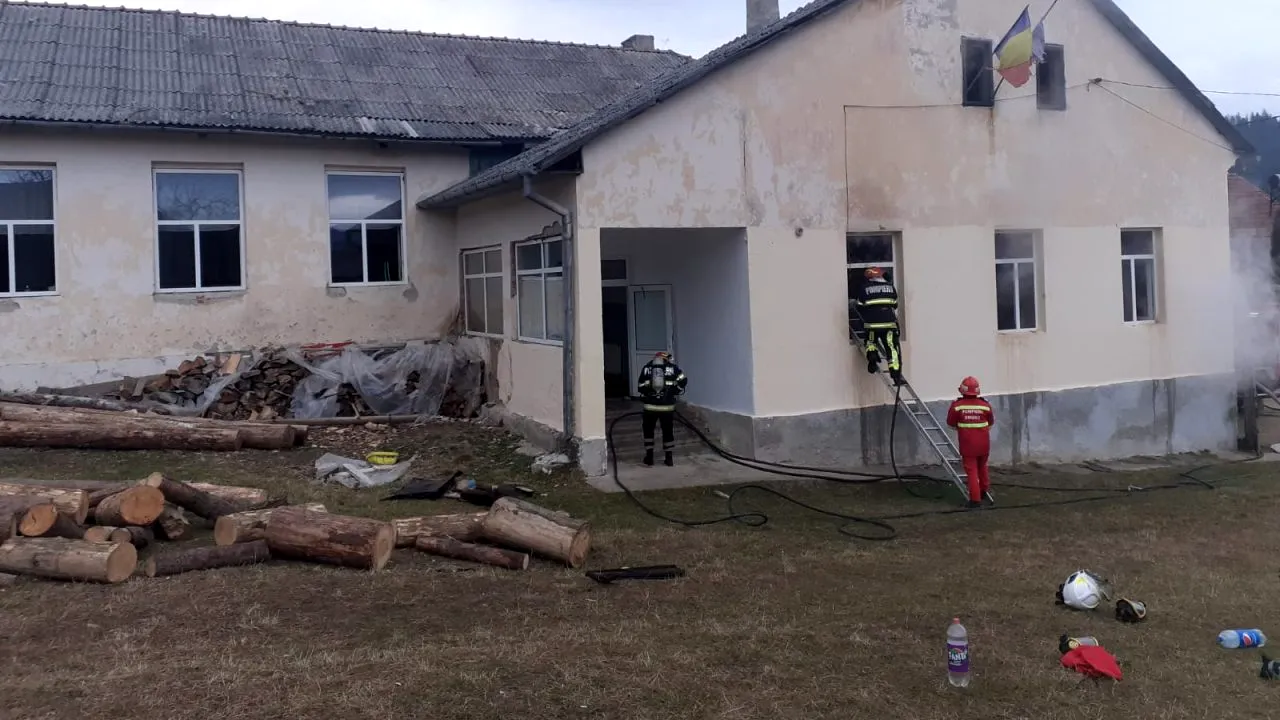 FOTO. Incendiu la o grădiniță din Gura Humorului. Copiii nu erau în sala de clasă