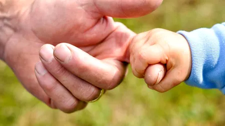 Veste bună pentru BUNICII care au grijă de nepoți! Vârstnicii ar putea primi bani de la stat