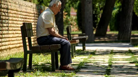 „Împrietenirea”, cea mai nouă metodă folosită de escroci. Cum a fost PĂCĂLIT un bătrân din Bacău de doi tineri