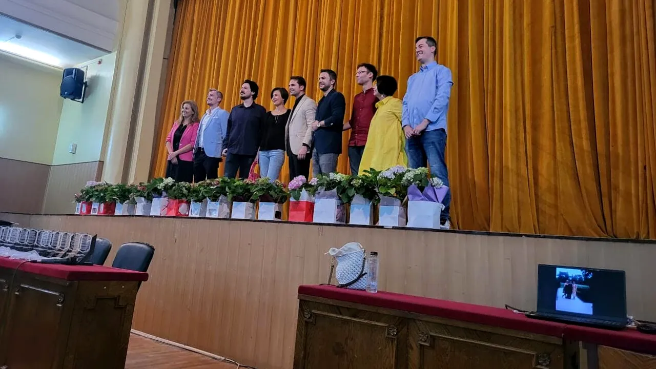 Sebastian Burduja, fostul Mister Boboc, s-a întors la LICEU: Am luat 10, după ce am stat în cap și în mâini