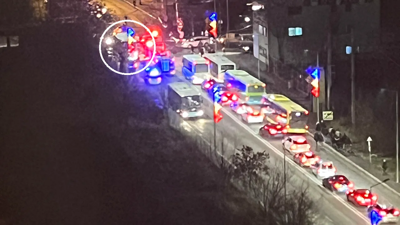 Autocar blocat pe calea ferată, la bariera de la Petricani. Traficul rutier și feroviar este afectat