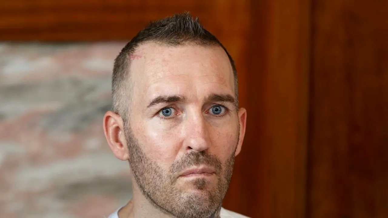 Un fost fotbalist internațional aflat pe patul de moarte a făcut un gest impresionant pentru fiica lui - VIDEO