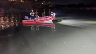 FOTO-VIDEO | Pompierii caută un adolescent de 15 ani căzut în râul Mureș, în zona unui ponton din Alba Iulia