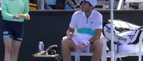 Australian Open | Un jucător de tenis i-a cerut ceva bizar fetei de mingi care i-a adus o banană VIDEO
