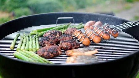 PANDEMIE. Ordonanţele militare nu au putut opri grătarele de 1 mai. Cozi interminabile pentru a cumpăra mici