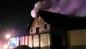 VIDEO | Incendiu la o pensiune din județul Suceava. Pompierii au intervenit cu 10 autospeciale de stingere și un echipaj SMURD