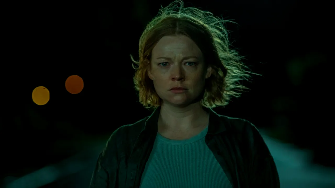 Netflix a lansat primul trailer pentru thrillerul „Run Rabbit Run”, cu Sarah Snook în rolul principal | VIDEO