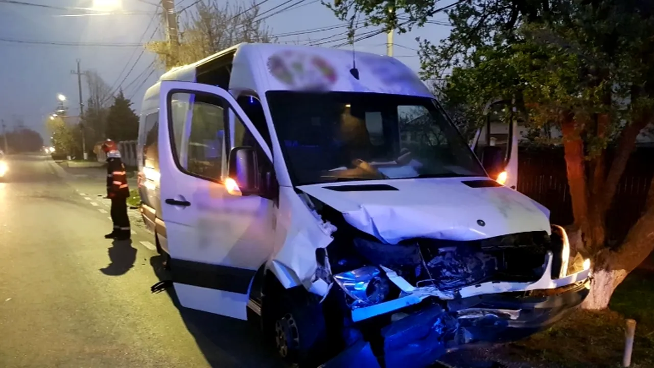 ACCIDENT ÎN GIURGIU | Un microbuz cu 18 pasageri s-a ciocnit de un autoturism