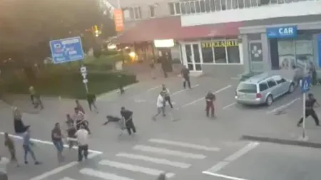 BĂTAIE cu FURCI și TOPOARE între două clanuri la Târgu Neamț. SINGURUL POLIȚIST care a intervenit cu focuri de avertisment, ignorat de romi. Zece persoane reținute