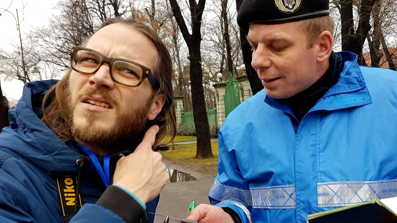 Jurnalistul german ridicat de Jandarmerie în timpul protestelor a fost amendat cu 500 de lei