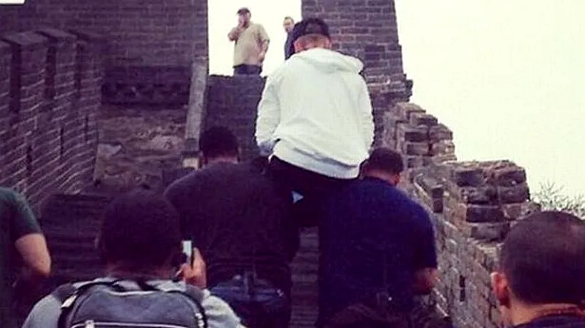 Fotografia zilei: Justin Bieber, cărat în spate de bodyguarzi