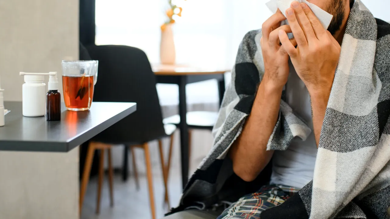 Un tânăr a descoperit că suferă de o boală în fază terminală, după ce a confundat simptomele cu o gripă severă. Ce i-au spus medicii