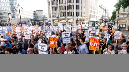 Theresa May, încercări disperate să potolească furia publică, stârnită în urma incendiului din Londra
