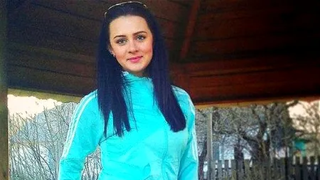 FURIE și DEZGUST. Această tânără folosește un obiect FURAT din bagajele victimelor aflate în avionul doborât în Ucraina și se laudă cu asta