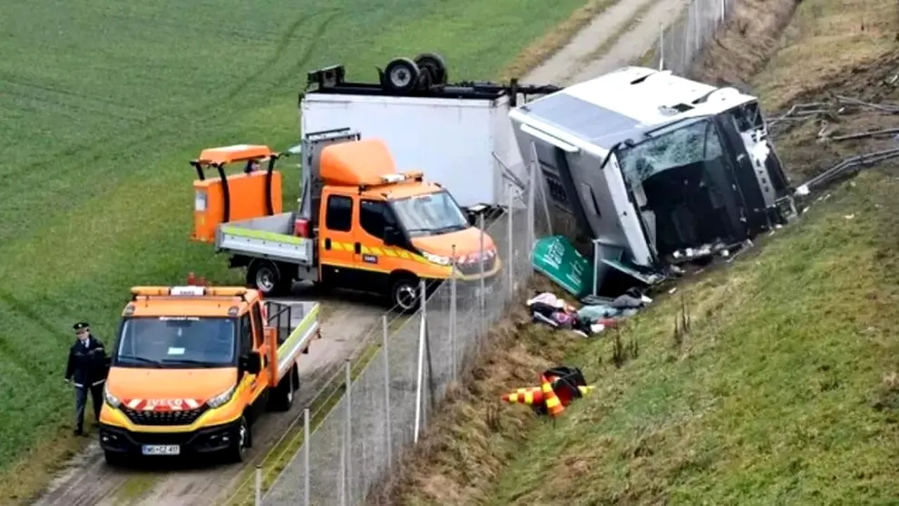 TRAGEDIE CUMPLITĂ! Trei români au murit, iar alți patru au fost răniți după ce un autocar s-a răsturnat în Slovenia