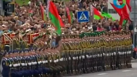 VIDEO. Cum realizează membrii unei armate efectul de domino