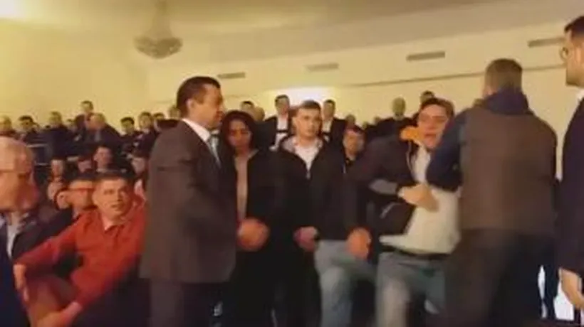 Scandal fără Dragnea, în sala de ședințe a PSD Brăila. Un protestatar a fost evacuat din sală: „Ieși afară, nesimțitule!
