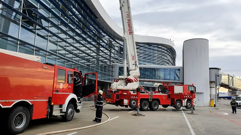 UPDATE | Incendiul de la Aeroportul Otopeni a fost stins. Focul izbucnise la un restaurant fast-food de la terminalul „Plecări”