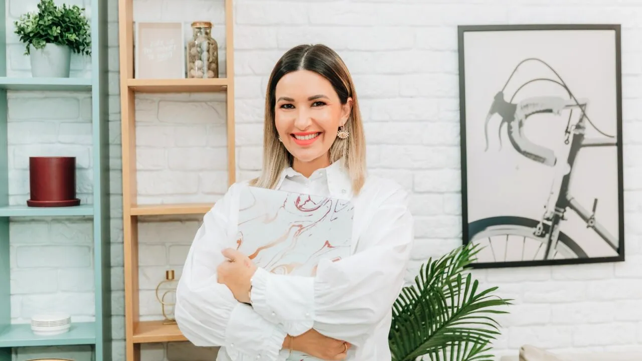 Ela Crăciun are un nou look, după ce și-a făcut lifting de sprâncene