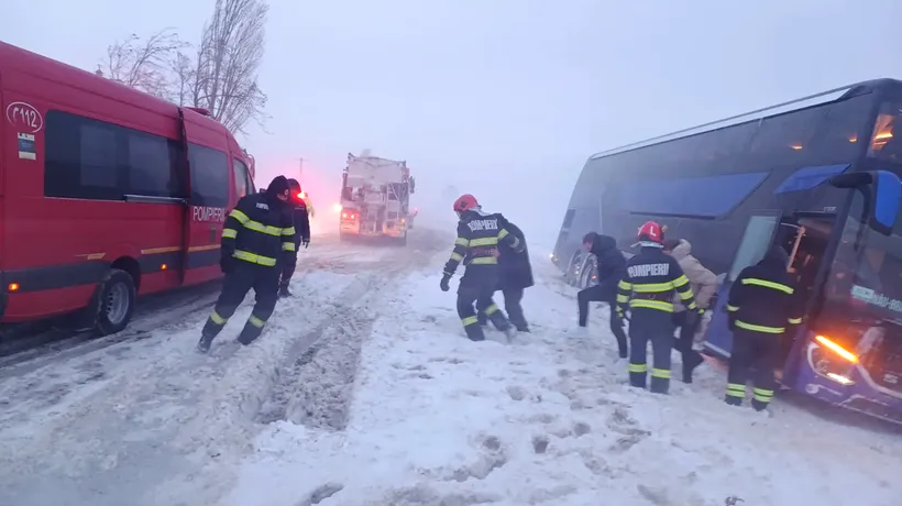 Vremea rea face prăpăd: Un autocar cu 47 de persoane a ieşit în afara părţii carosabile, în județul Vrancea / Starea pasagerilor