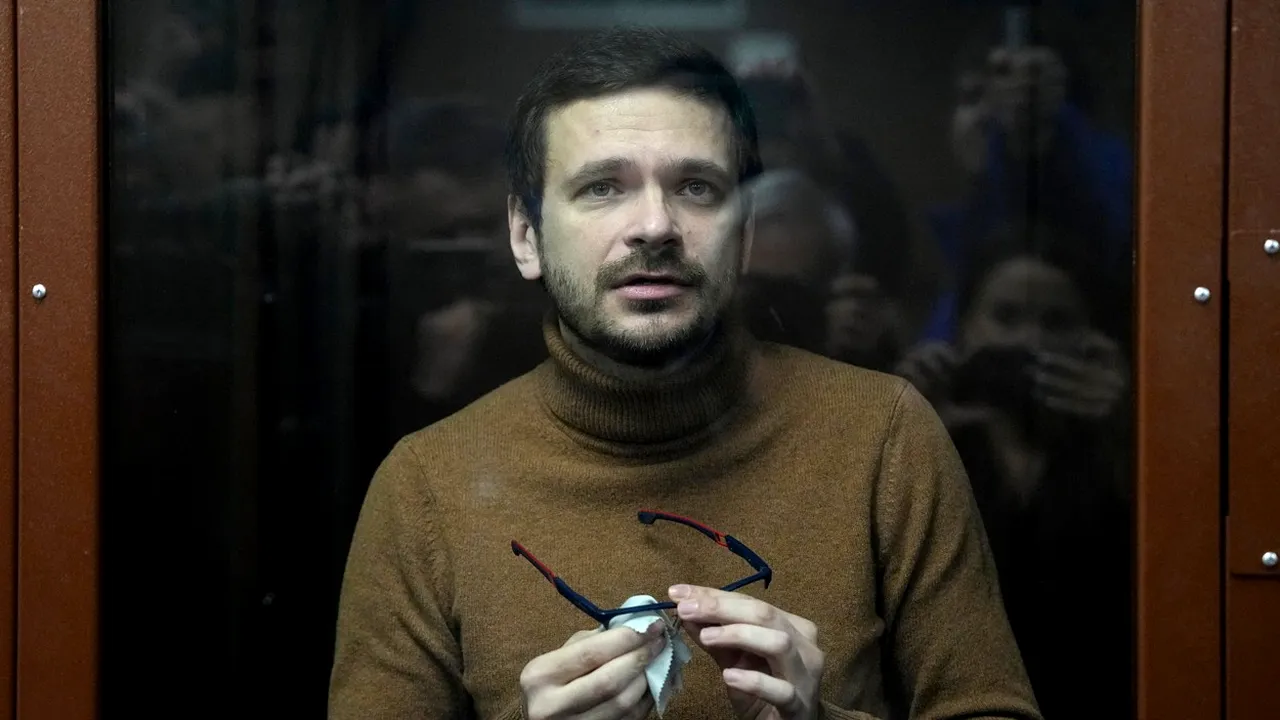 Politicianul rus Ilya Yashin, mesaj din închisoare pentru Vladimir Putin: ”Oamenii fug de tine, domnule președinte, nu vezi? Numele tău este asociat cu moartea și distrugerea!”